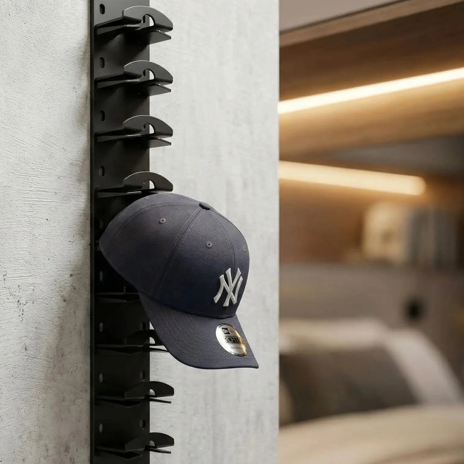 Casquette bleu marine suspendue sur un rack mural vertical dans un intérieur moderne.signature 