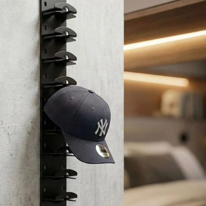 Casquette bleu marine suspendue sur un rack mural vertical dans un intérieur moderne.signature 