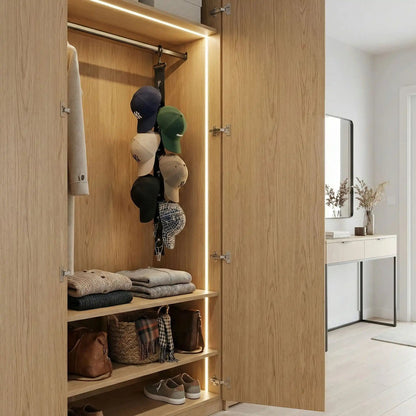 Sangle de rangement pour casquettes suspendue dans un dressing éclairé avec vêtements soigneusement pliés.