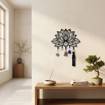 Porte-clé mural Lotus en métal noir avec 5 crochets, exposé dans un décor zen avec un bonsaï, de l'encens et un meuble en bois moderne