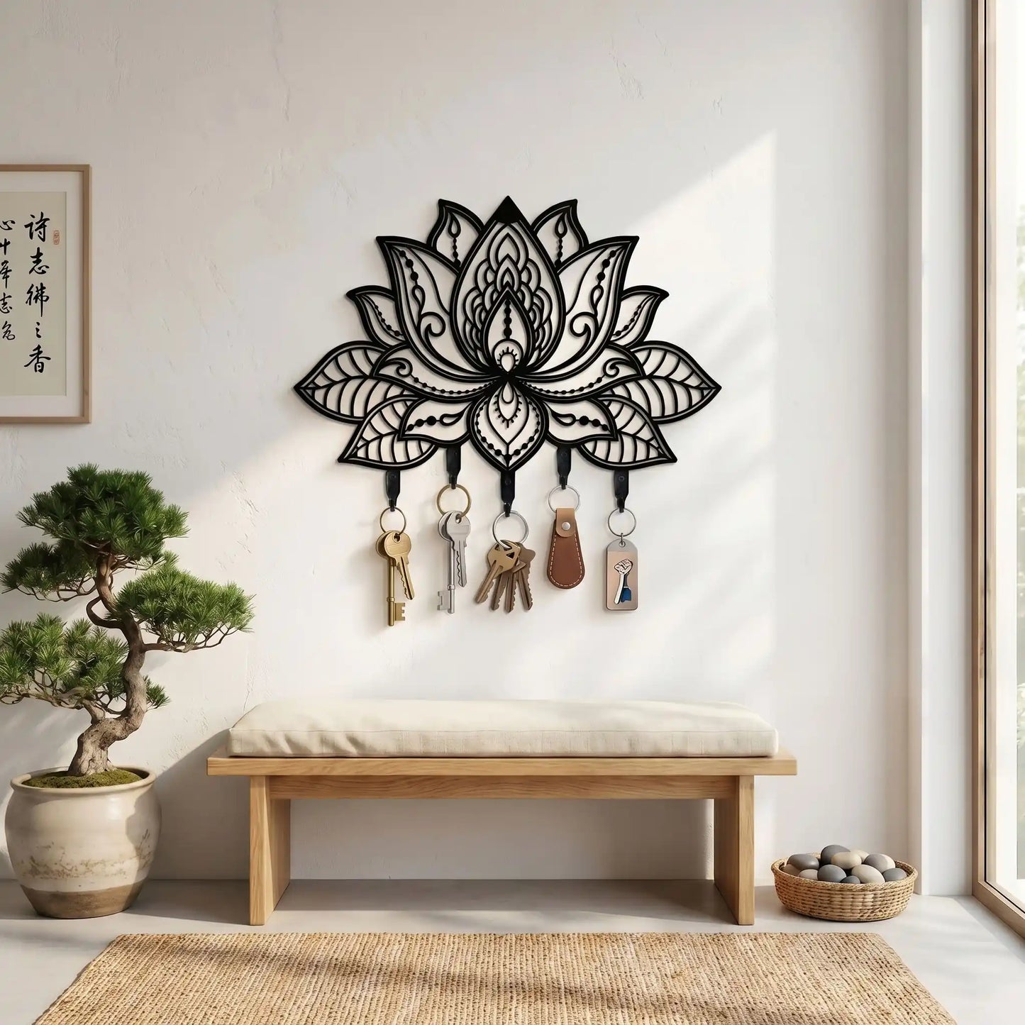 Porte-clé mural Lotus en métal noir installé dans une entrée zen avec décoration minimaliste et bonsai.