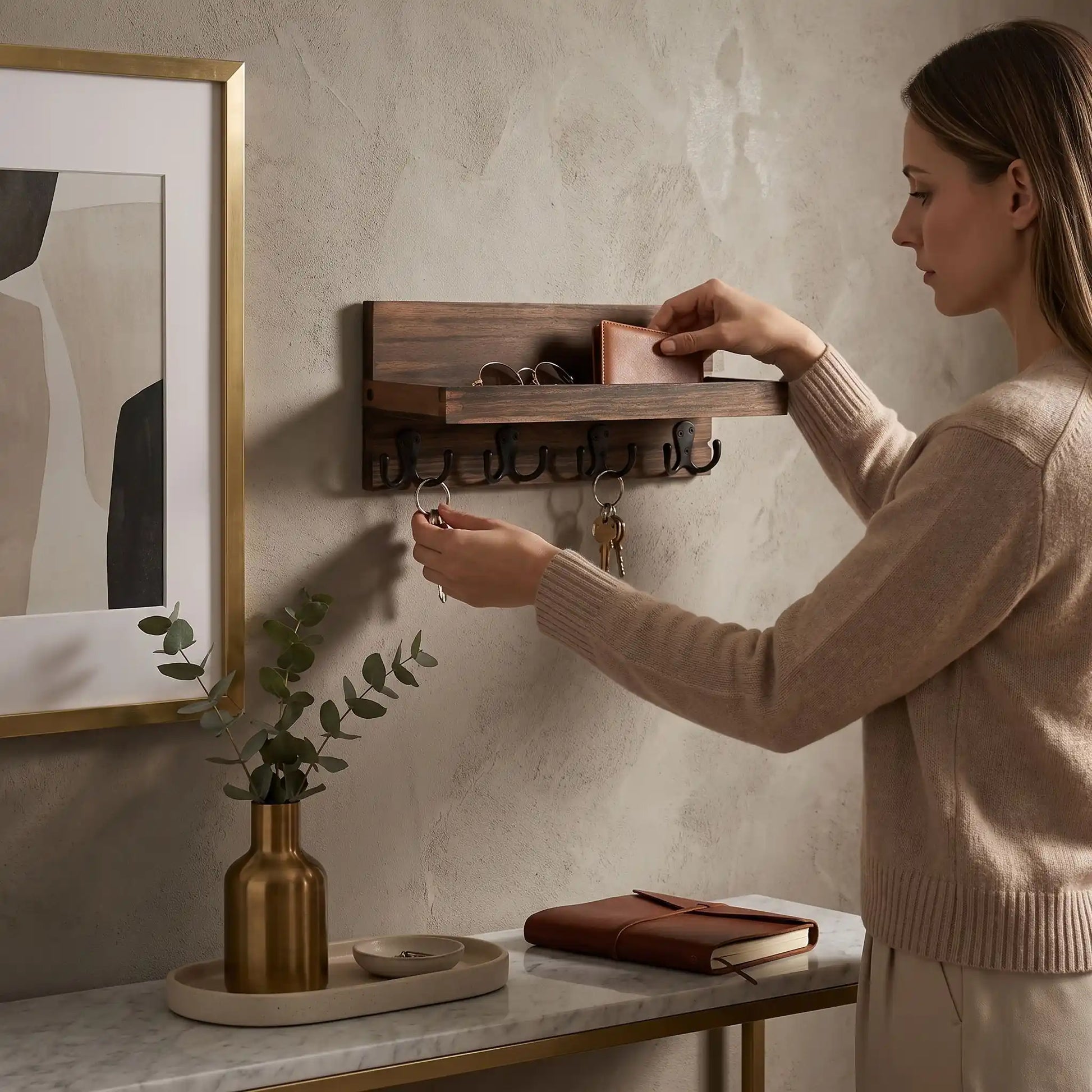 Porte-clé mural SKOG™ en bois avec étagère de rangement présenté dans une entrée organisée