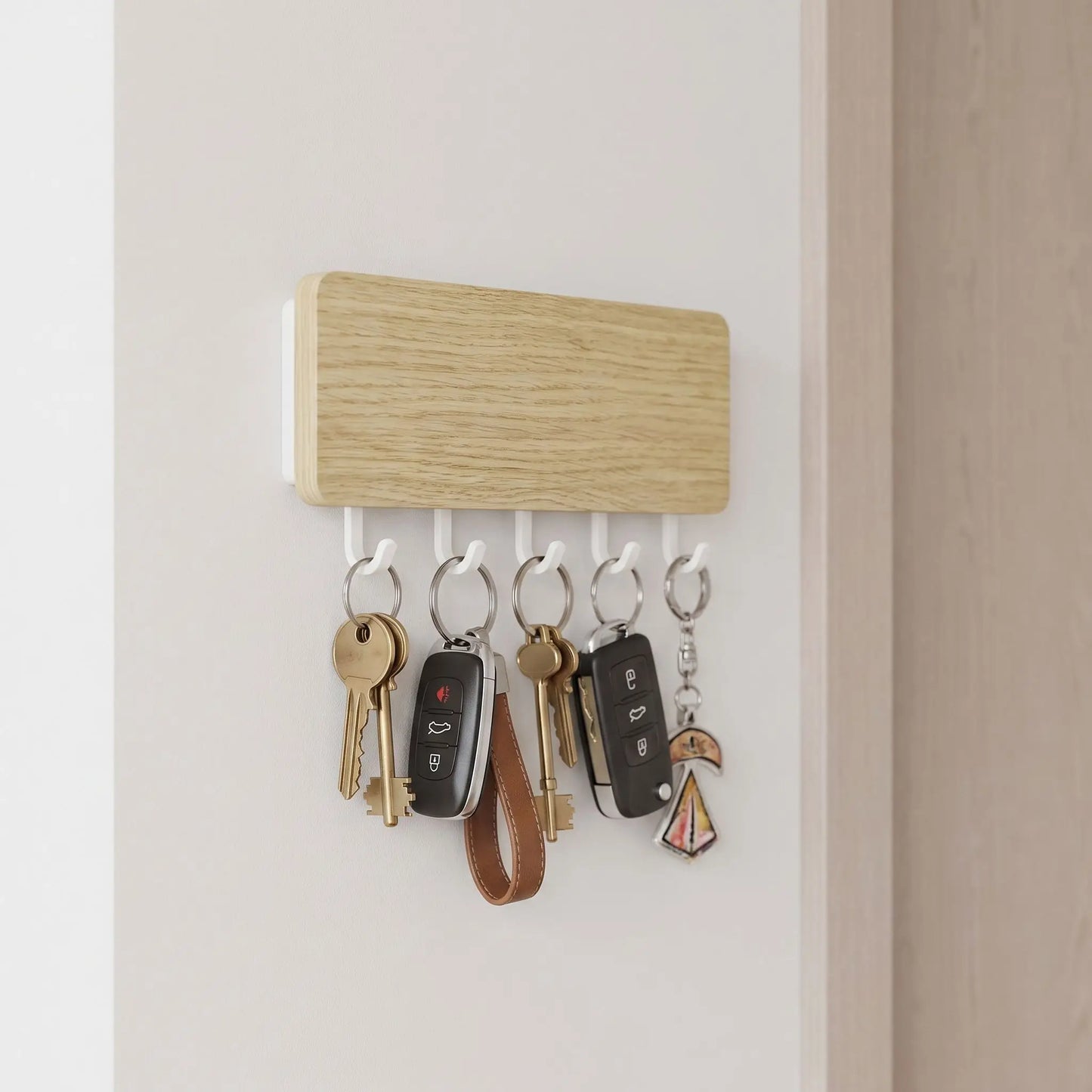 Porte-clé mural SKOG™  blanc en bois utilisé au quotidien pour accrocher les clés