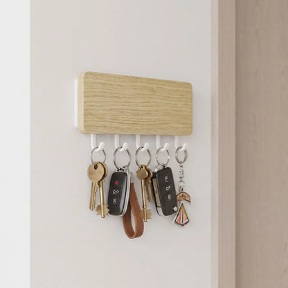 Porte-clé mural SKOG™  blanc en bois utilisé au quotidien pour accrocher les clés