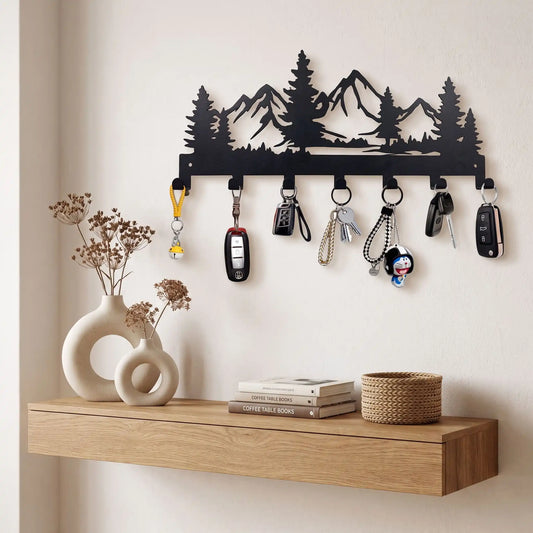 Porte-clés mural LYKKE™ silhouette montagne en métal noir présenté dans une entrée organisée