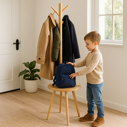 porte manteau bois avec enfant deposant son sac