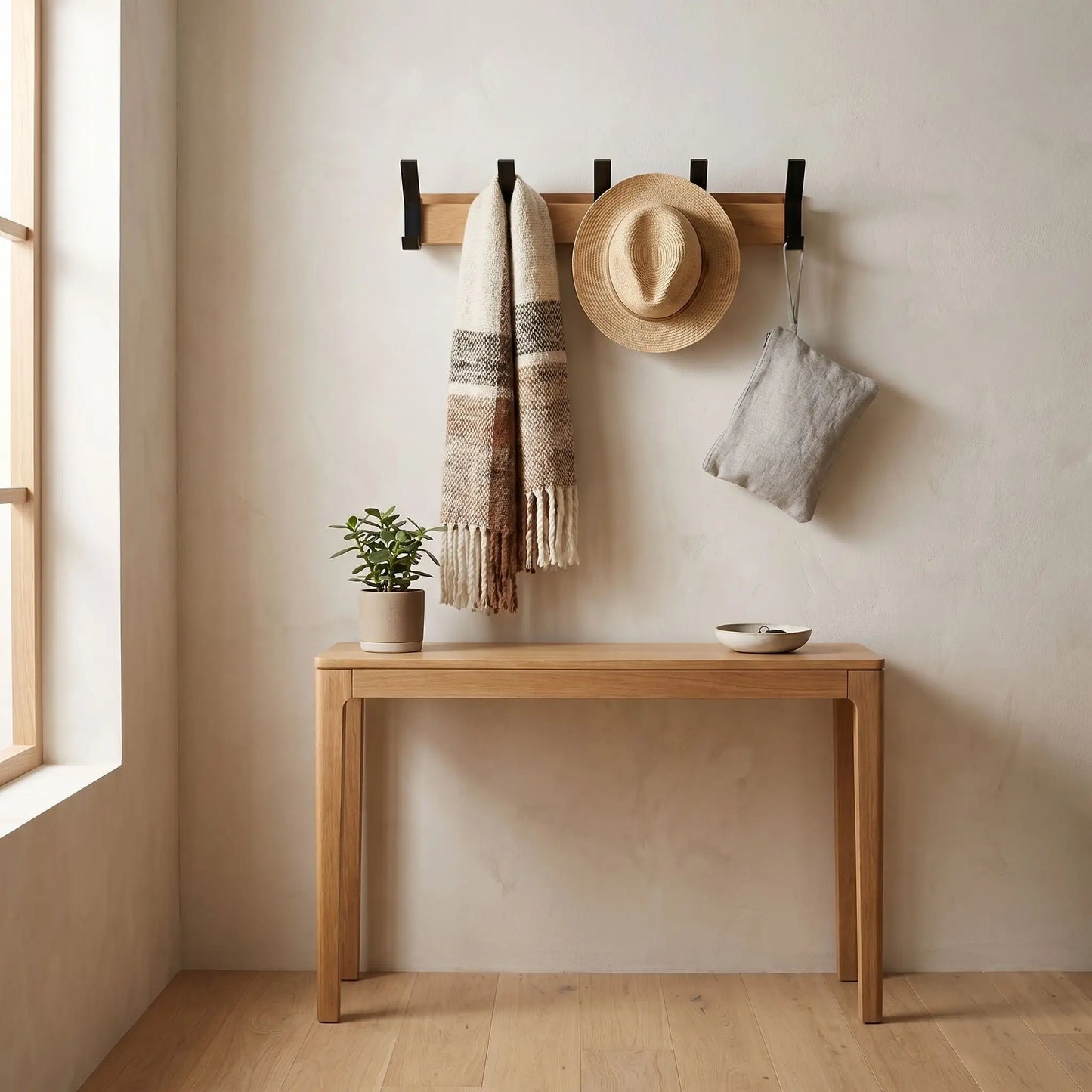 Porte-manteau mural en bois massif MobileHook dans une entrée lumineuse avec décoration minimaliste et crochets noirs.