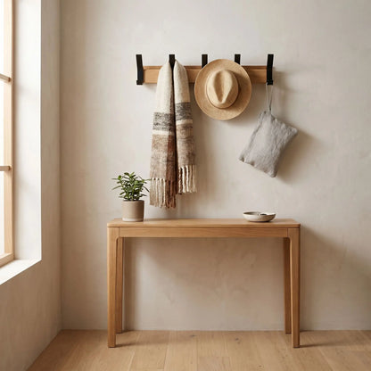 Porte-manteau mural en bois massif MobileHook dans une entrée lumineuse avec décoration minimaliste et crochets noirs.