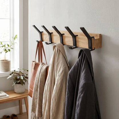 Porte-manteau bois mural MobileHook avec plusieurs manteaux et sacs suspendus, montrant la solidité du bois d'hévéa.