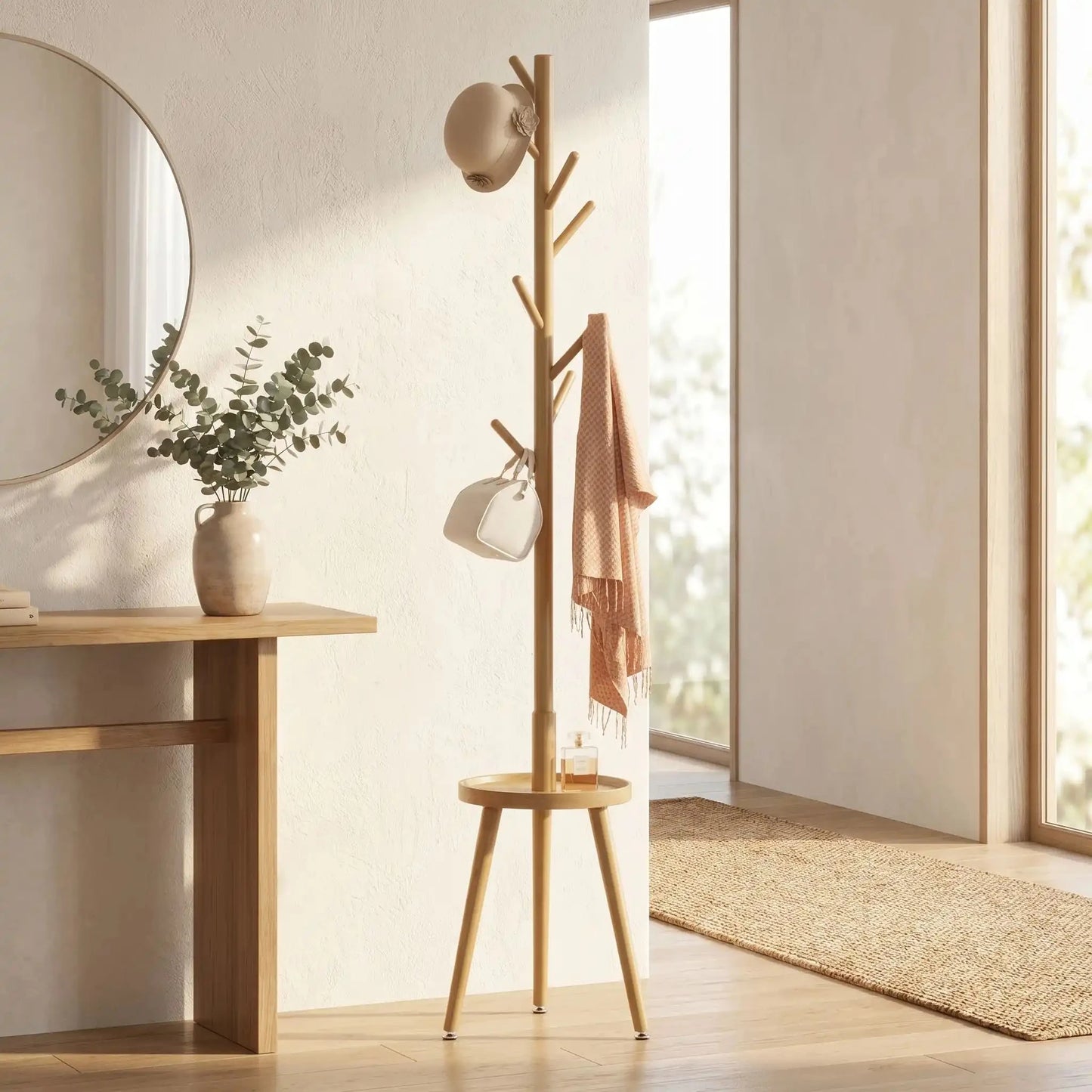 Porte-manteau sur pied en bois naturel avec sac et chapeau dans une entrée scandinave