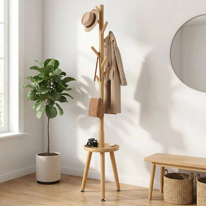 Porte-manteau sur pied en bois massif avec tablette et manteaux dans une entrée lumineuse