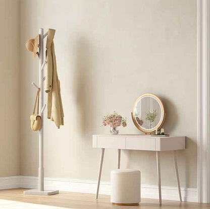 porte manteau en bois avec veste