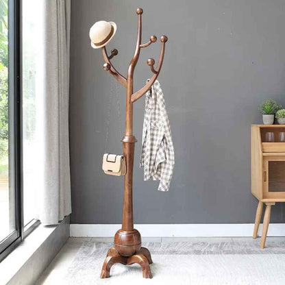 Porte-manteau sur pied en bois massif couleur noyer dans une entrée moderne