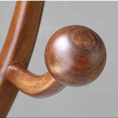 Gros plan sur une patère en bois massif couleur noyer du porte-manteau Elegance
