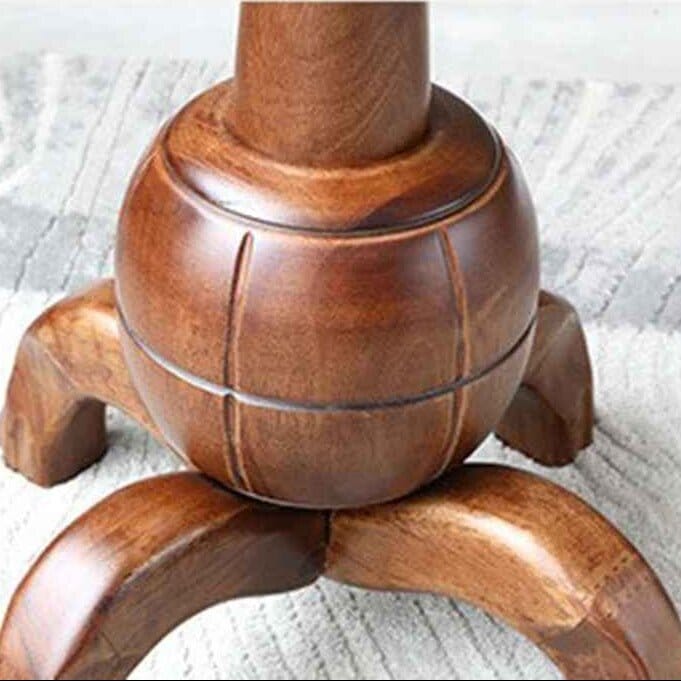 Base solide et stable du porte-manteau en bois massif Elegance posé sur un sol clair