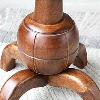 Base solide et stable du porte-manteau en bois massif Elegance posé sur un sol clair