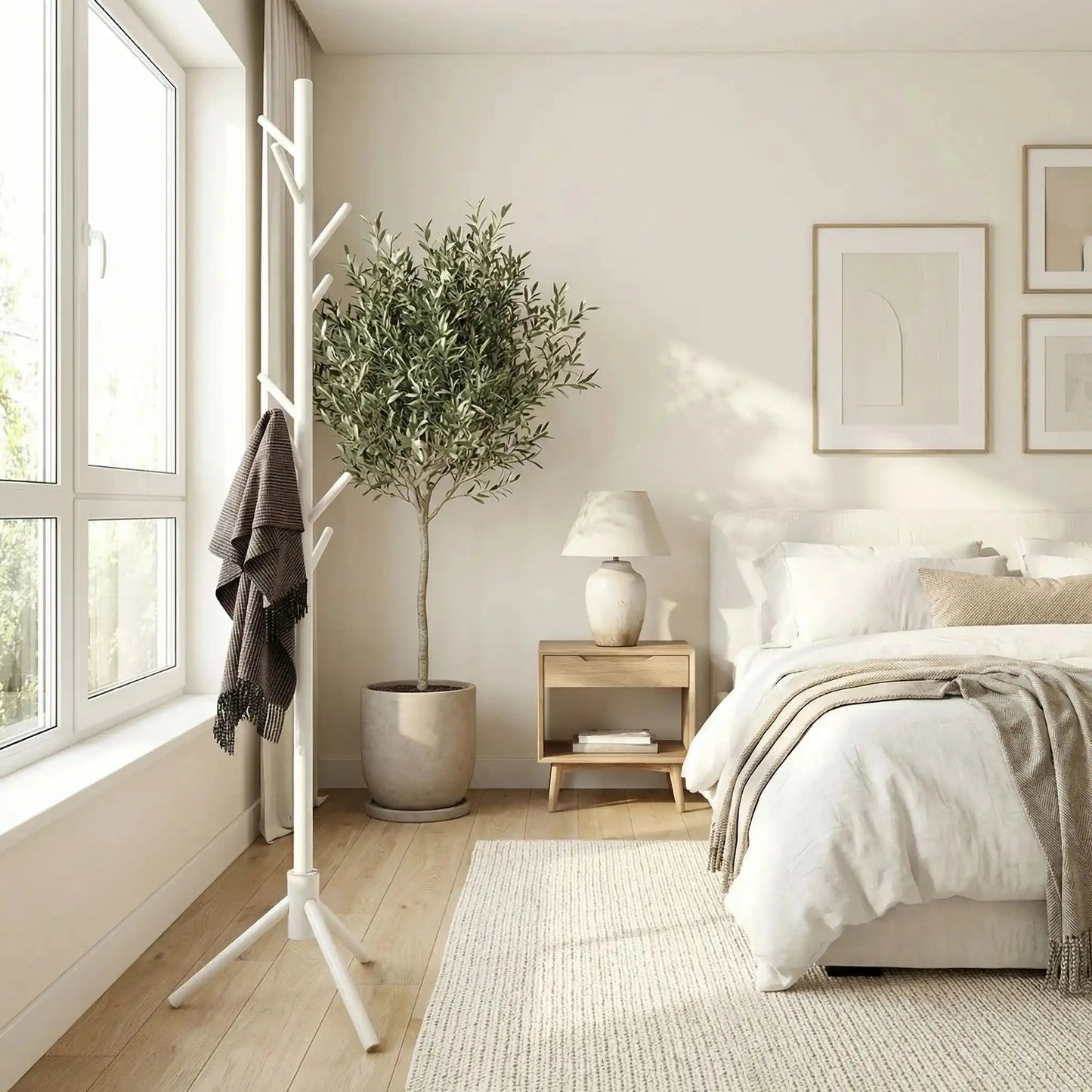 Porte-manteau sur pied blanc au design scandinave épuré dans une chambre lumineuse