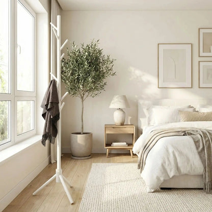 Porte-manteau sur pied blanc au design scandinave épuré dans une chambre lumineuse