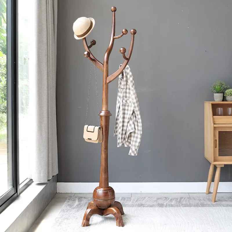 porte manteau en bois d'hévéa 180cm dans un salon