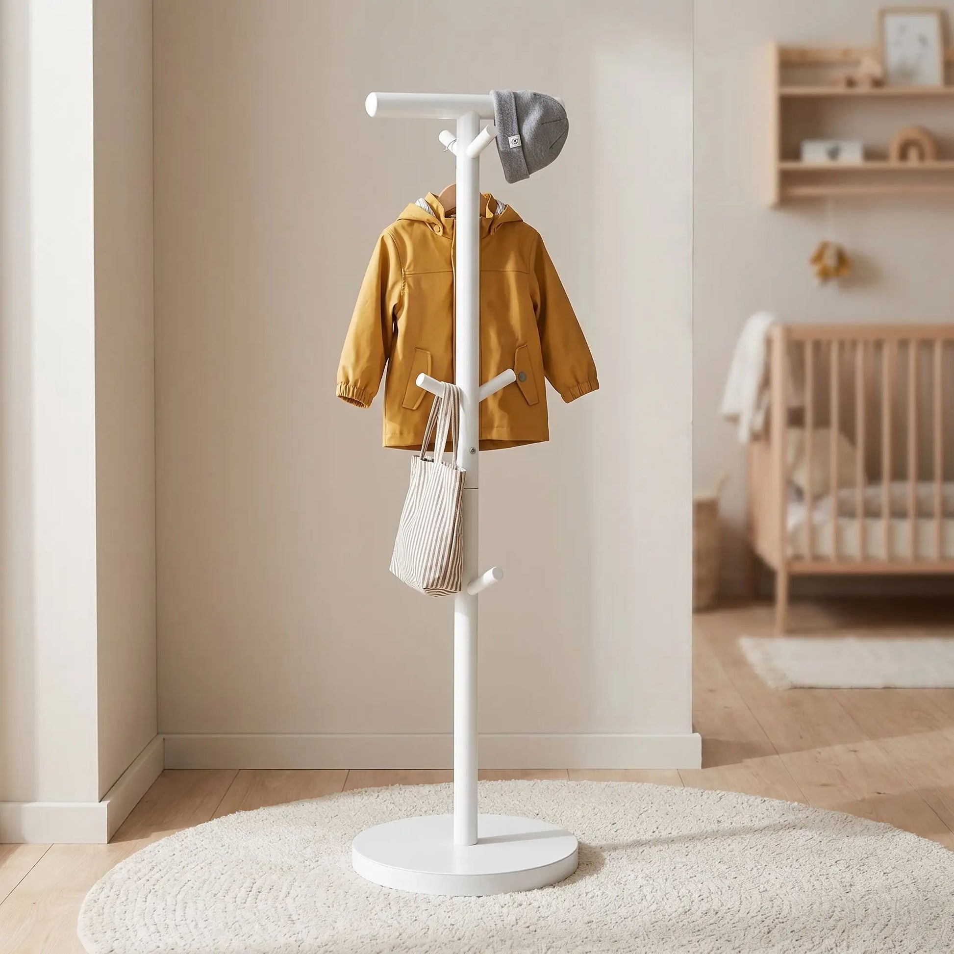Porte-manteau enfant sur pied blanc au design épuré pour chambre Montessori - Rangement Signature