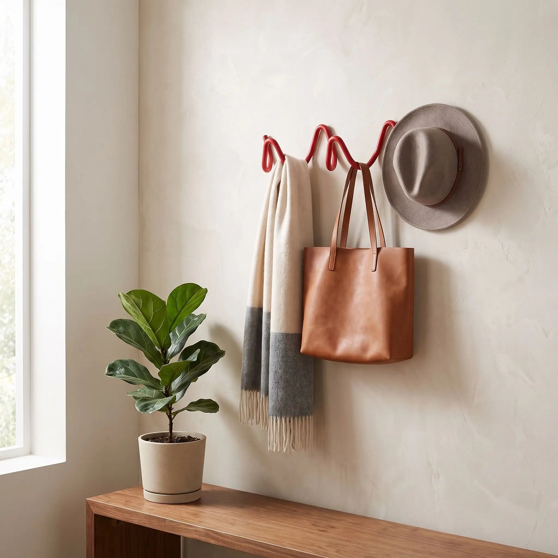 Porte‑manteau mural LYKKE™ en métal ondulé rouge, design élégance, présentation d’une unité