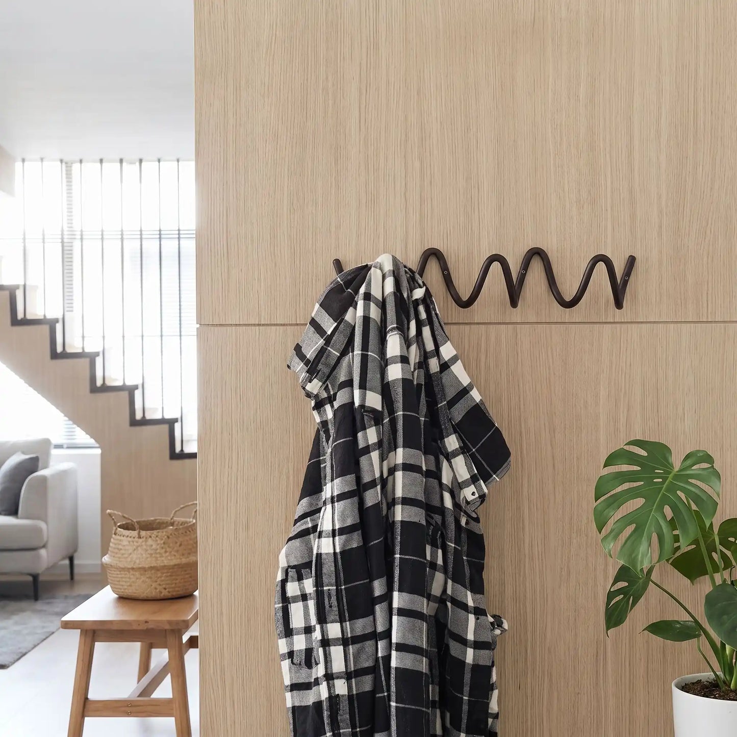 Porte‑manteau mural LYKKE™ en métal ondulé, design élégance, vue latérale, présentation d’une unité