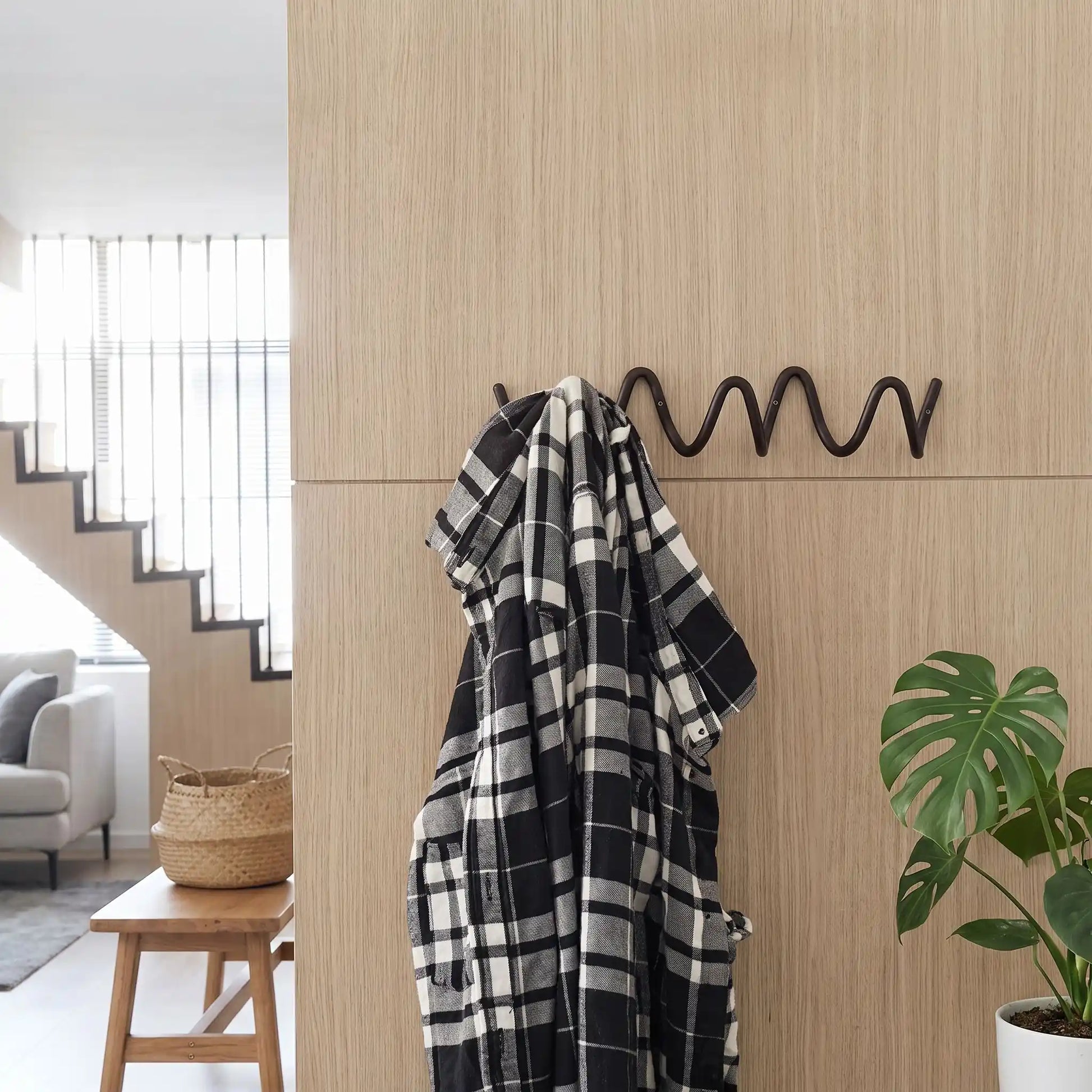 Porte‑manteau mural LYKKE™ en métal ondulé, design élégance, vue latérale, présentation d’une unité