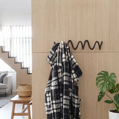 Porte‑manteau mural LYKKE™ en métal ondulé, design élégance, vue latérale, présentation d’une unité