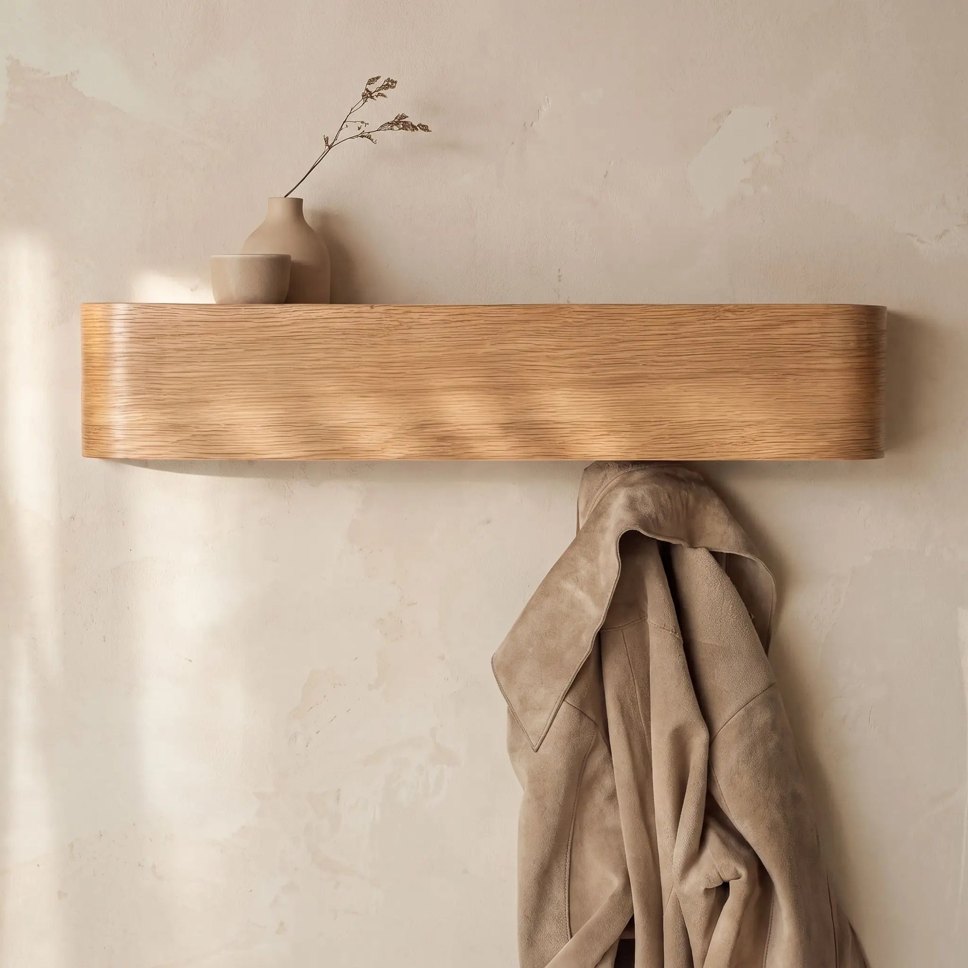 Porte‑manteau mural LYKKE™ Eleganza en fer forgé et panneau composite naturel, design épuré, présentation d’une unité