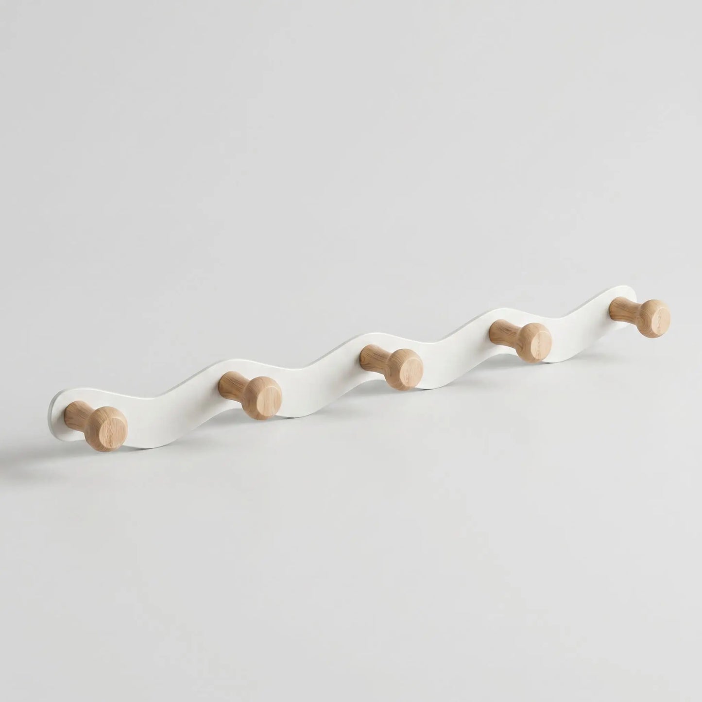 Variante 5 crochets du porte-manteau mural design CréativeWaves en métal blanc et bois naturel.