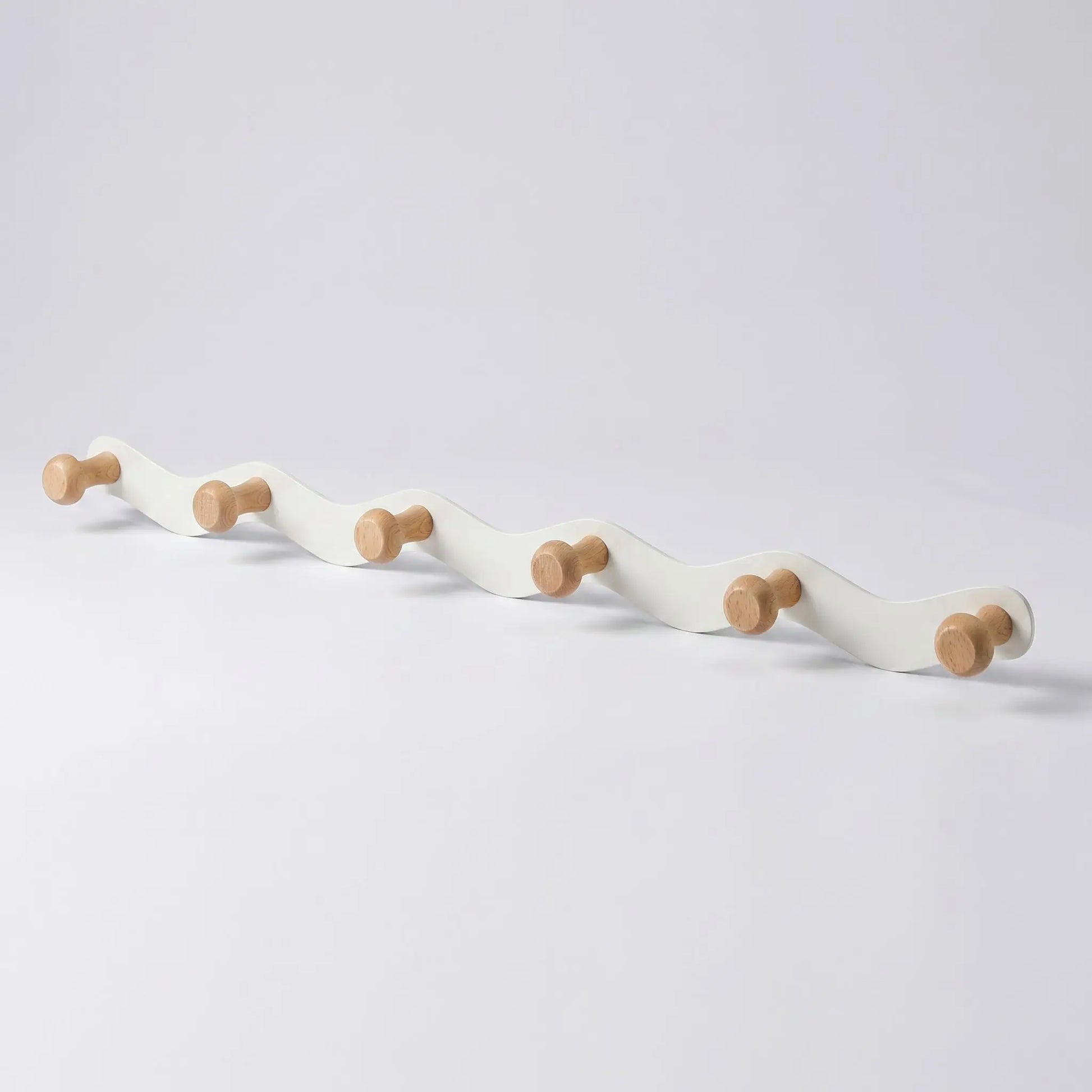 Variante 6 crochets du porte-manteau mural design CréativeWaves en métal blanc et bois naturel.