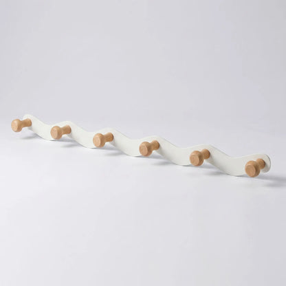 Variante 6 crochets du porte-manteau mural design CréativeWaves en métal blanc et bois naturel.