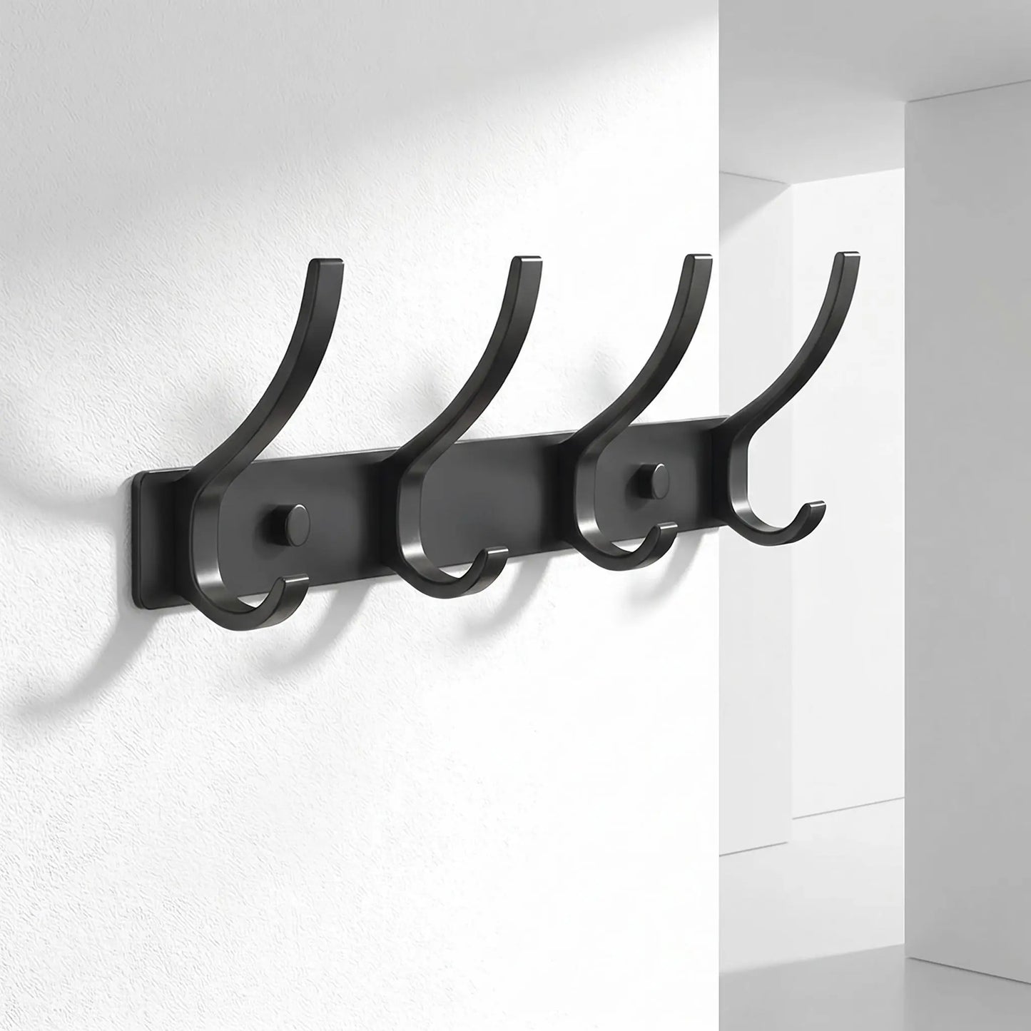 Porte-manteau mural Alumine en aluminium noir mat avec 4 crochets, vue de face épurée pour entrée moderne.