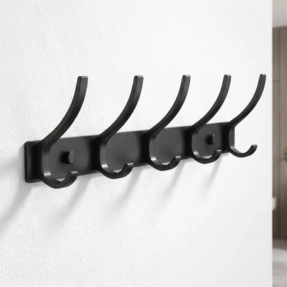 Porte-manteau mural Alumine en aluminium noir mat avec 5 crochets, design minimaliste et épuré pour rangement d'entrée.