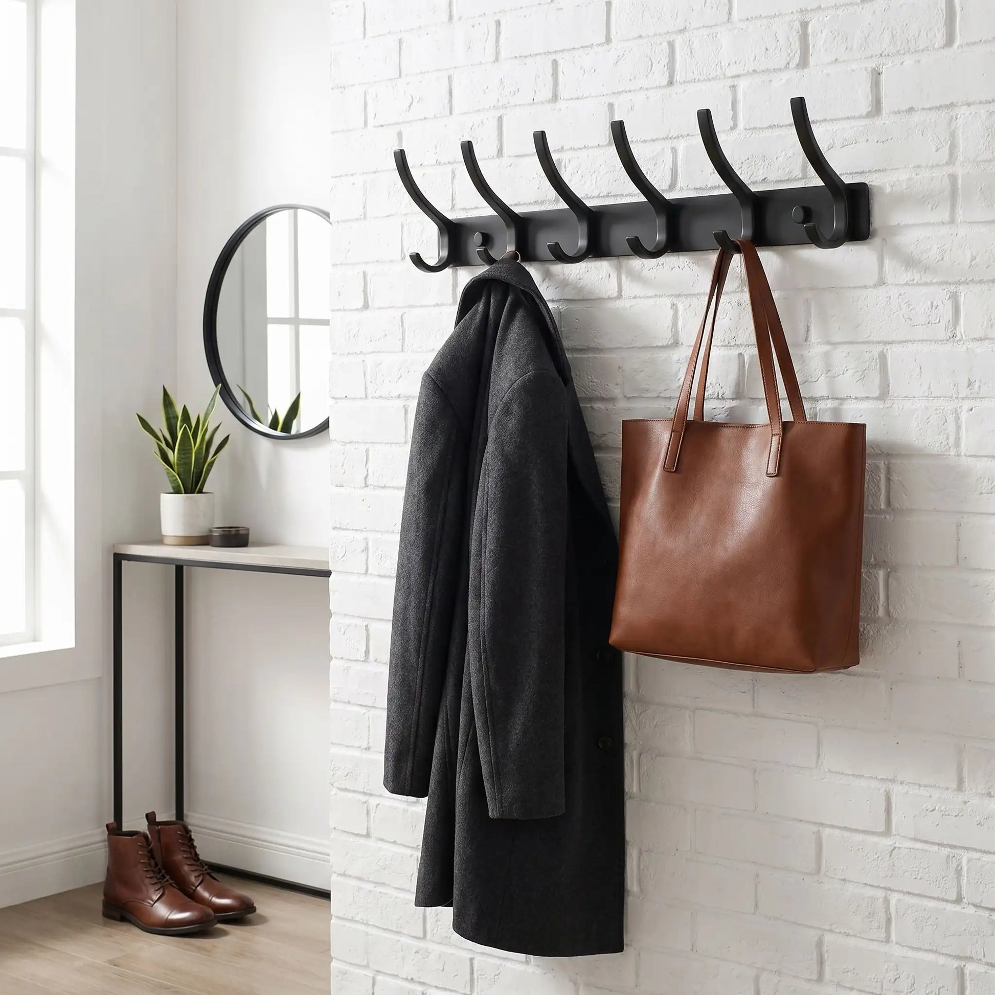 Porte-manteau mural Alumine noir mat 6 crochets avec manteau lourd et sac à main sur mur en brique blanche, style moderne et robuste.