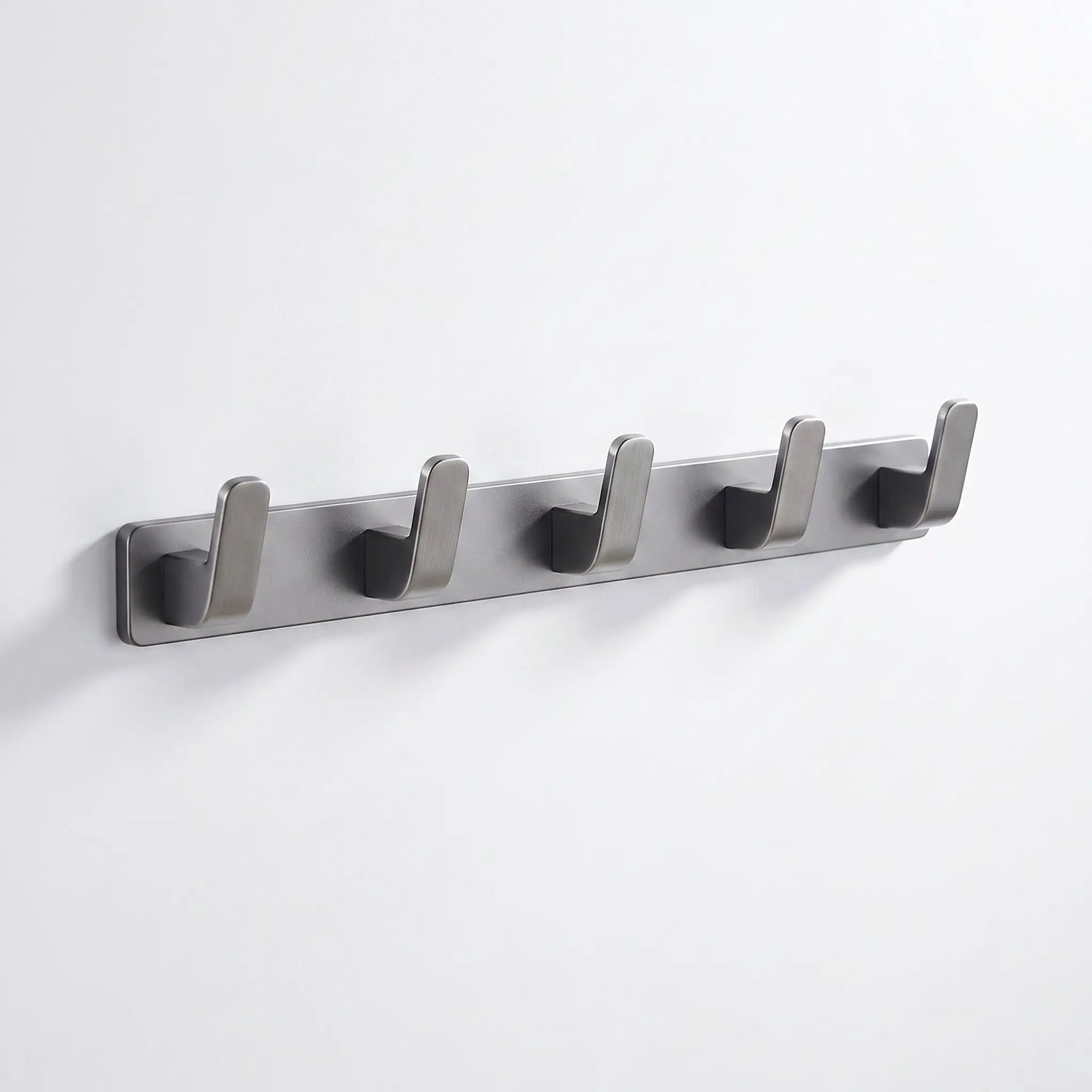Porte-manteau mural Alumure à 5 crochets en aluminium brossé gris sidéral, vue de profil sur fond blanc.