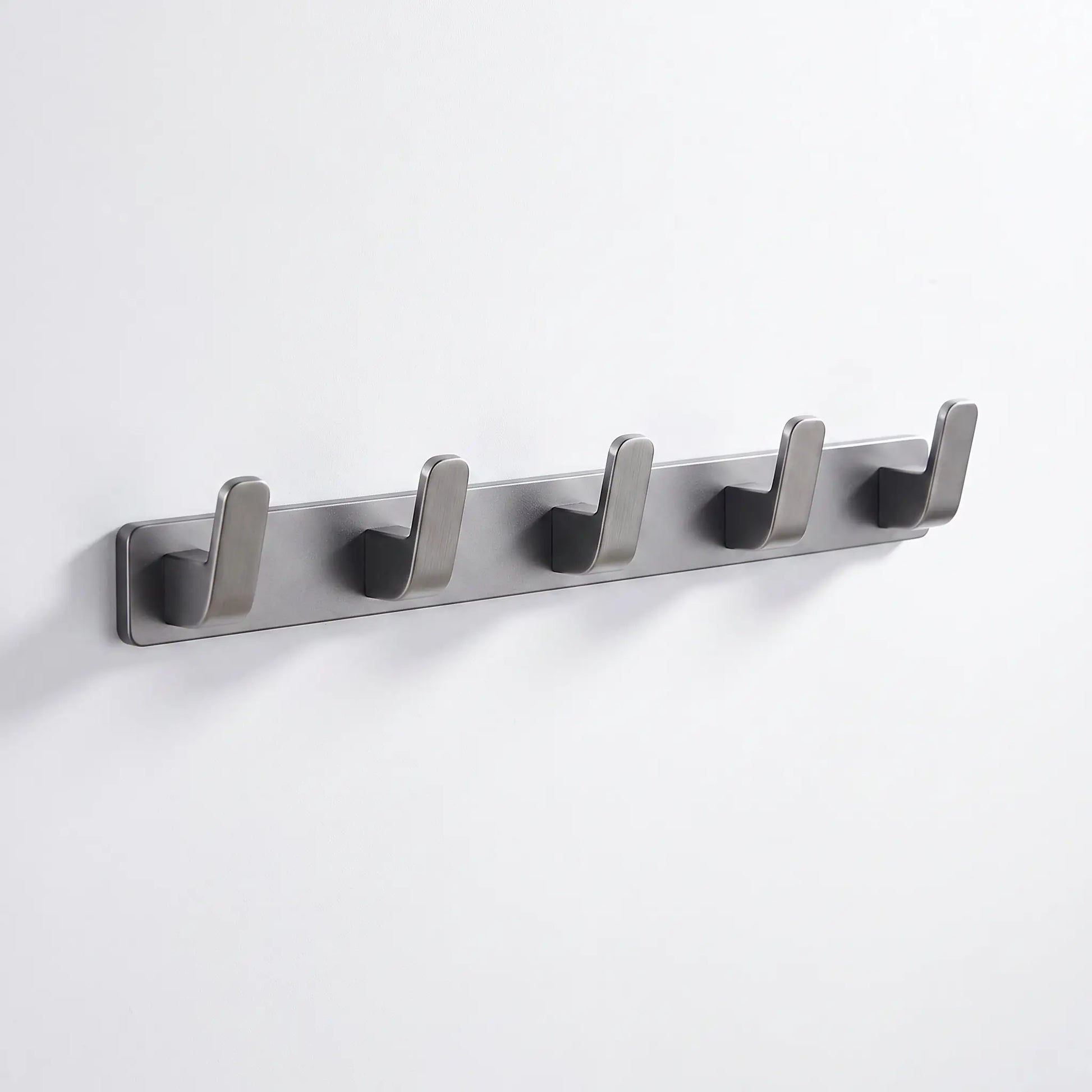 Porte-manteau mural Alumure à 5 crochets en aluminium brossé gris sidéral, vue de profil sur fond blanc.