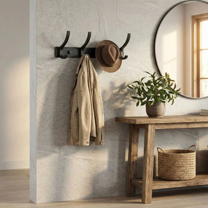 Porte manteau mural avec chapeau et veste