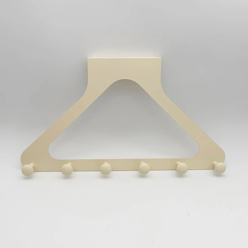 Porte-manteau mural blanc crème sans perçage, idéal pour organiser vestes et accessoires.