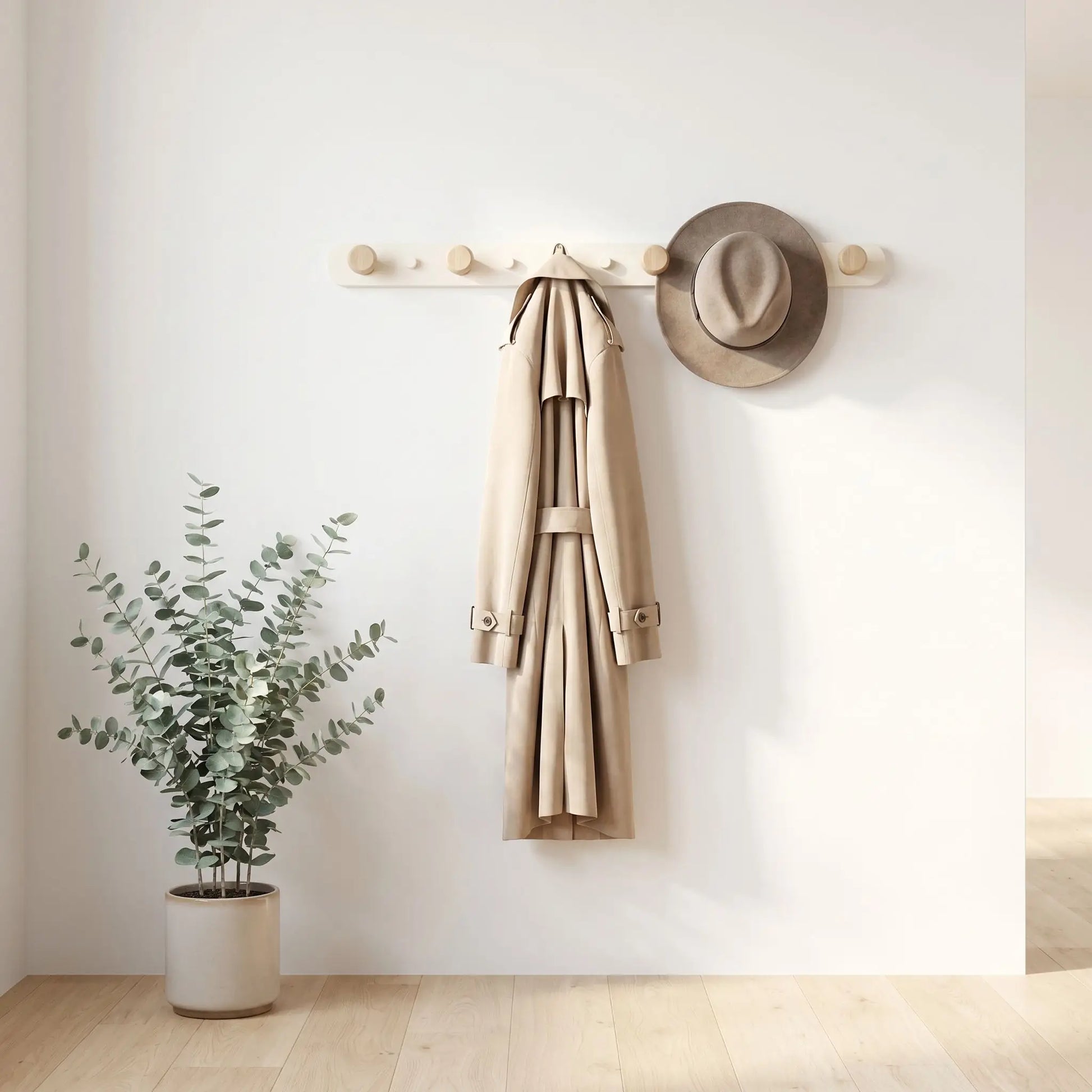 Porte-manteau mural scandinave en bois de hêtre massif avec 6 crochets, décoré d'un trench beige et d'un chapeau, ambiance entrée zen.