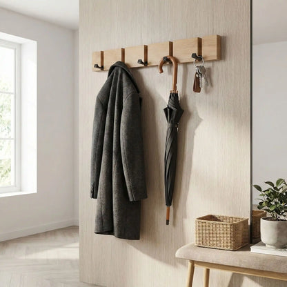 Porte-manteau mural bois bambou naturel 5 crochets rabattables en utilisation avec manteau d'hiver parapluie et trousseau de clés