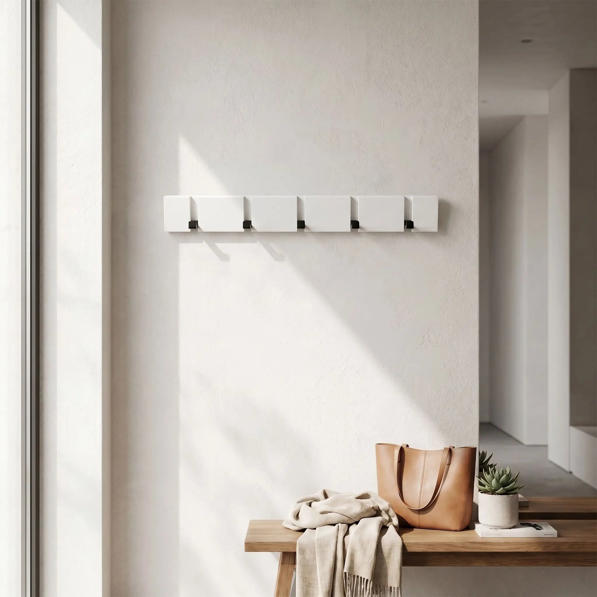 Porte-manteau mural bois blanc scandinave finition mate avec 5 crochets rabattables pour une décoration épurée