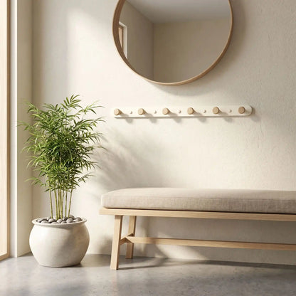 Ambiance d'entrée minimaliste avec un porte-manteau mural 6 crochets en bois, un miroir rond et un banc en bois clair, style scandinave épuré.