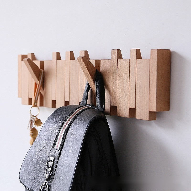 Porte-manteau mural en bois de hêtre clair Modulo avec sac à dos suspendu