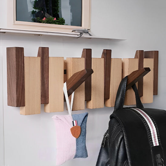 Porte-manteau mural en bois bicolore Modulo avec patères rétractables et sac suspendu