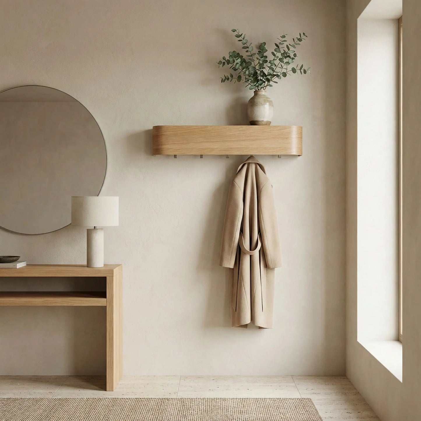 Porte manteau mural design dans une belle entrée avec veste