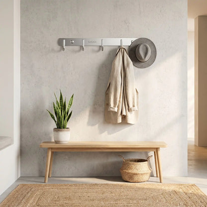Variante 5 crochets du porte-manteau mural Le Pêcheur en inox brossé, installé dans une entrée zen avec un chapeau et une serviette suspendus.