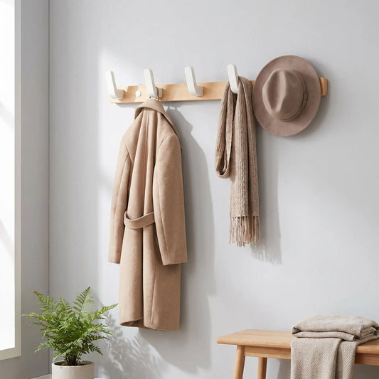 Porte-manteau mural Nan en bambou naturel avec 5 crochets blancs – Vestiaires d'entrée scandinave avec veste beige, foulard et chapeau