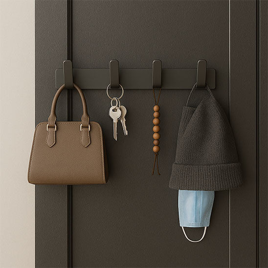 Porte-manteau mural Alumure 4 crochets en noir mat avec sac à main, clés, bonnet gris et masque suspendus.