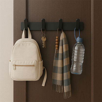 Porte-manteau mural Alumure 4 crochets en noir mat avec un sac à dos crème, une écharpe à carreaux et une bouteille d'eau.